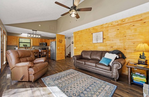 Hemlock Hills Cabina | Gatlinburg cabin, Arcade games, hot tub, no scary roads, PERFECT location