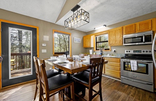 Hemlock Hills Cabina | Gatlinburg cabin, Arcade games, hot tub, no scary roads, PERFECT location