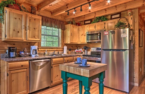 Gatlinburg Cabina | Gatlinburg Mountainside Escape w / Jacuzzi al aire libre!