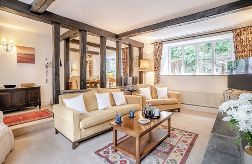 Llanfoist Cabaña | Brecon Beacons holiday house is located in Llanfoist, South Wales which sleeps eight guests.