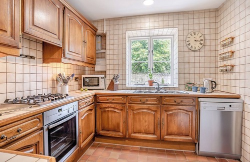 Llanfoist Cabaña | Brecon Beacons holiday house is located in Llanfoist, South Wales which sleeps eight guests.