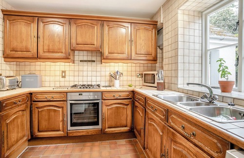 Llanfoist Cabaña | Brecon Beacons holiday house is located in Llanfoist, South Wales which sleeps eight guests.