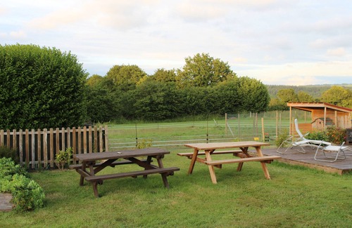 Belle-Isle-en-Terre Casa | Gd Gîte in the countryside, indoor/outdoor games, animals, nice view. sea 25km away!
