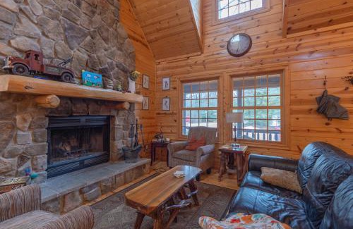 Saugatuck Casa | Gecko Getaway - Great cabin getaway - private hot tub - community pool