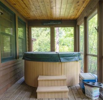 Saugatuck Casa | Gecko Getaway - Great cabin getaway - private hot tub - community pool