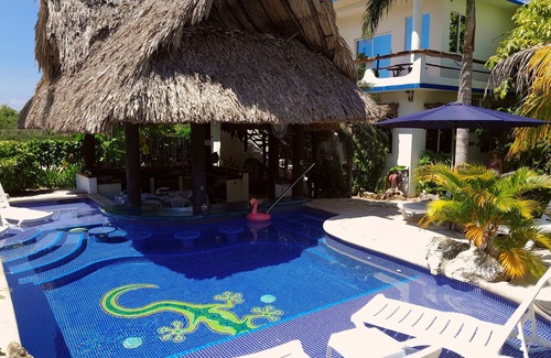 Lake Gardens Casa | GECKO "POOL SIDE" BUNGALOW--Boutique Resort --Stunning Pool-- Airport Shuttle!