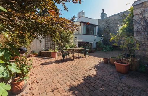Castletown Cabaña | Gee's Cottage - a seaside holiday cottage that sleeps 5 guests in 3 bedrooms