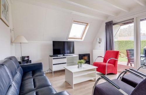 Zwiggelte Casa | Gele Kwikstaart I Ruime Woning met Omliggende Tuin