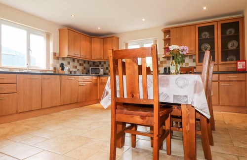 Rhyd-y-clafdy Casa | GELLI GRON, character holiday cottage, with a garden in Y Ffor