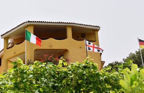 Iscra e Voes Condominio | Gemütliche Ferienwohnung mit Blick auf die Strandbucht La Caletta