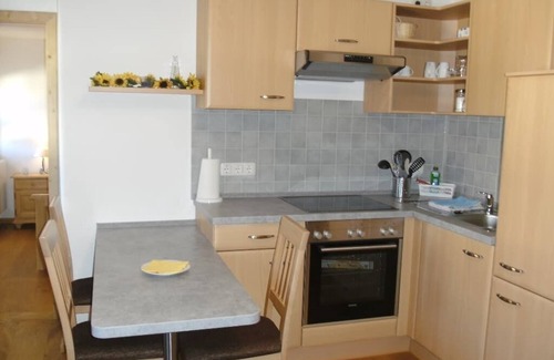Neualbenreuth Apartamento | Apartamento confortable con vistas a la plaza del mercado.