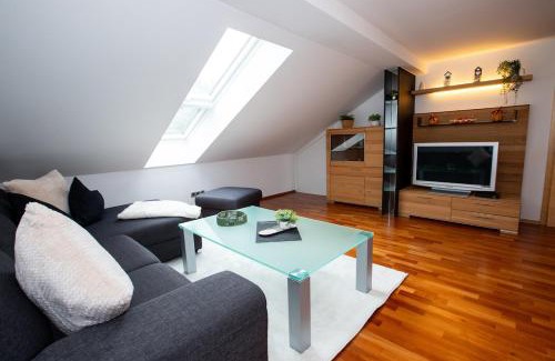 Burglengenfeld Apartamento | Gemütliche DG-Wohnung mit großer Küche & Parkplatz
