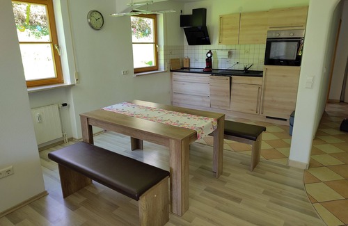 Weissensberg Apartamento | Gemütliche Ferienwohnung mit Blick ins Grüne