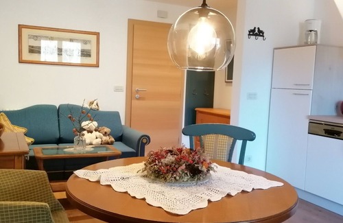 Vezzano Apartamento | Gemütliche Ferienwohnung mit Grossem Sonnenbalkon und Geheiztem Schwimmbad,