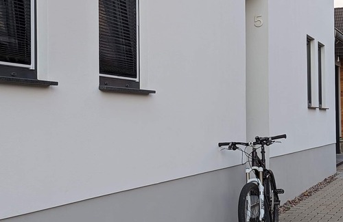Azmannsdorf Apartamento | Gemütliche Ferienwohnung in Ruhiger Lage, Haustierfreundlich!