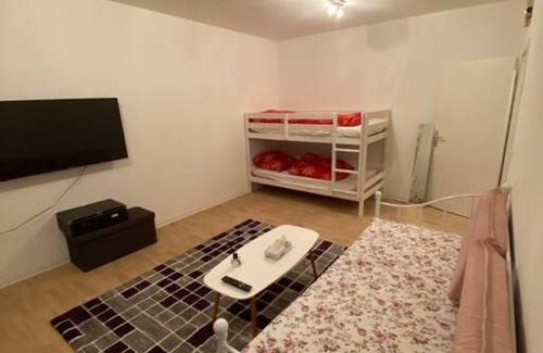 Marzahn Apartamento | Gemütliche Wohnung mit Smart-TV und großem Balkon