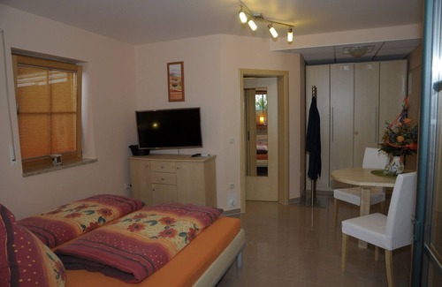 Ramsberg Apartamento | Acogedora aplicación de 1 habitación. para 2 pers. con mesas al aire libre y vistas a Brombachsee
