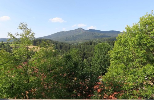 Schwarzenbach Apartamento | Gemütliches Feriendomizil mit Balkon und Bergblick