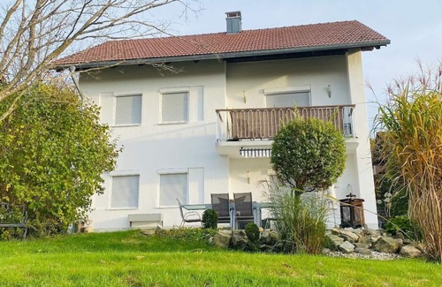 Waldkirchen Apartamento | Gemütliches Ferienhaus für bis zu 10 Personen mit Garten, Terrasse, Grillmöglichkeit und Feuerstelle