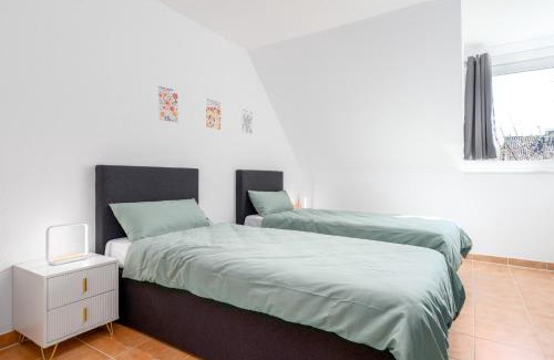 Niederzwehren Apartamento | Gemütliches Heimkino mit Balkon & Beamer