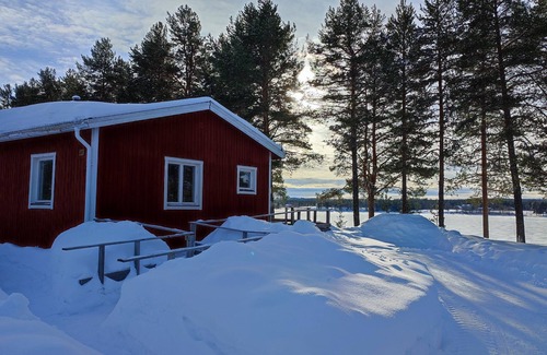 Blattnicksele Casa | Gemütliches Holzhaus in der Wildnis von Lappland in Wunderschöne Lage am Wasser