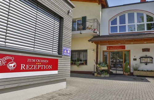 Wolfenweiler Apartamento | Acogedora habitación cuádruple con baño moderno, TV de pantalla plana y wifi.