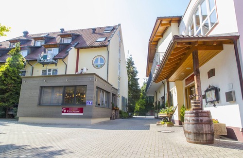 Wolfenweiler Apartamento | Acogedora habitación cuádruple con baño moderno, TV de pantalla plana y wifi.