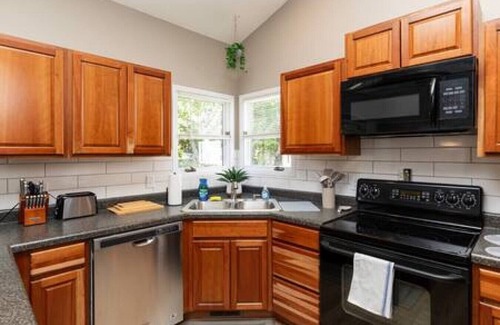 West Des Moines Casa | Gem in West Dsm | 4BD/3BA Home | Perfect Location