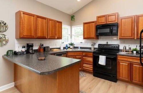 West Des Moines Casa | Gem in West Dsm | 4BD/3BA Home | Perfect Location