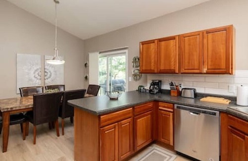 West Des Moines Casa | Gem in West Dsm | 4BD/3BA Home | Perfect Location