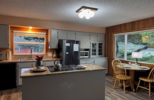 Oregon Coast Casa | Gem of Yachats! Great view and location, dog friendly and cozy fireplace!