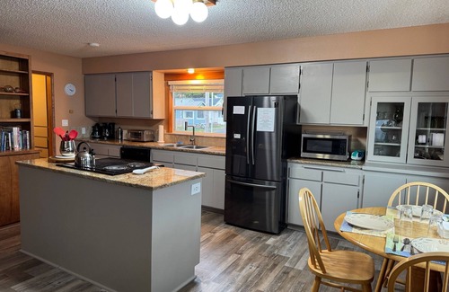 Oregon Coast Casa | Gem of Yachats! Great view and location, dog friendly and cozy fireplace!