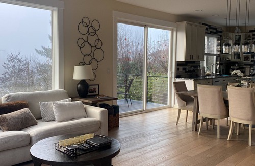 Des Moines Casa | Gem on the North Hill with Breathtaking rooftop views & Jacuzzi