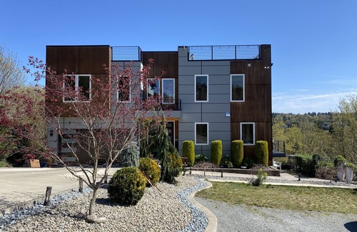 Des Moines Casa | Gem on the North Hill with Breathtaking rooftop views & Jacuzzi