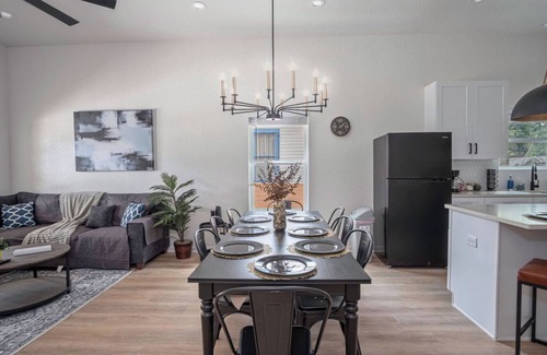 Nevada Street Cabaña | Generous 4br/3ba Charmer Near Glorius Downtown!
