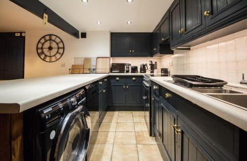 Brockholes Casa | Generous Holmfirth Home Near Trails and Town Sleeps 5