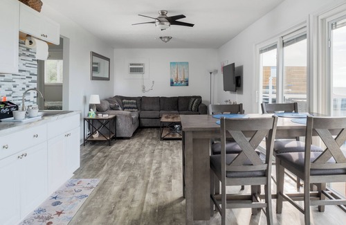 Geneva Cabaña | Geneva, Direct Lakefront, Hot Tub, Ohio's Wine Country