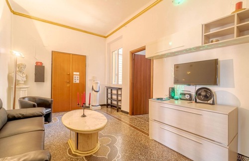 Lagaccio Apartamento | Genoa La Fortuna Roomy Apt x4 & Panoramic Balcony