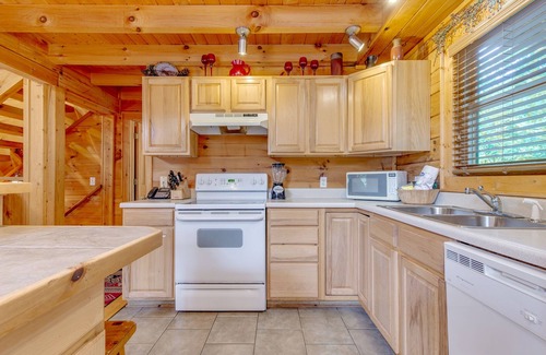 Gatlinburg Cabina | Gentle Bens Den by Jackson Mountain Homes