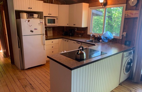 Tay Valley Cabaña | Gentle lake breezes and quiet beckon at this cozy lake cottage