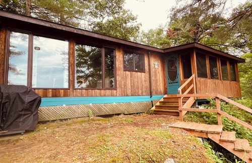 Tay Valley Cabaña | Gentle lake breezes and quiet beckon at this cozy lake cottage