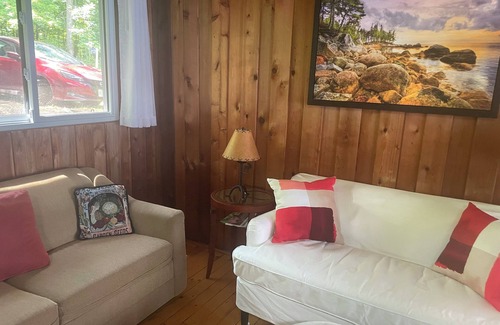Tay Valley Cabaña | Gentle lake breezes and quiet beckon at this cozy lake cottage