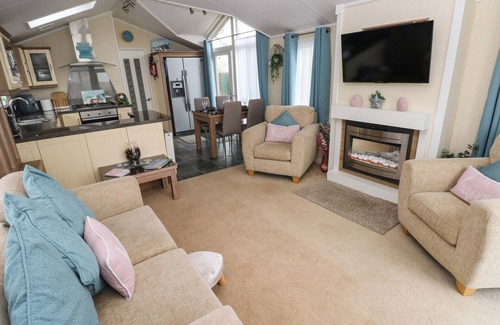 Hasguard Cross Cabaña | GENTLE TIDE (L46), pet friendly, with hot tub in Little Haven