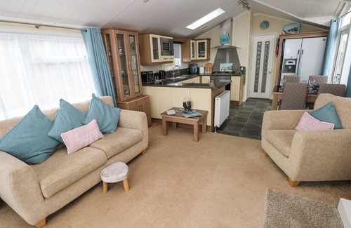 Hasguard Cross Cabaña | GENTLE TIDE (L46), pet friendly, with hot tub in Little Haven