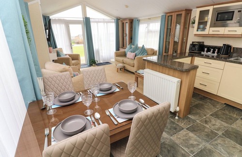 Hasguard Cross Cabaña | GENTLE TIDE (L46), pet friendly, with hot tub in Little Haven