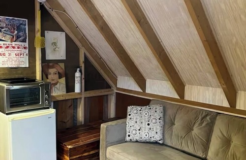 Franklin Cabina | Genuine Farm experience! Barn loft on Organic Farm—pet pig and chickens below!