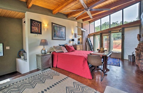 Canoncito Apartamento | Geometric Glorieta Studio on 11 Picturesque Acres!