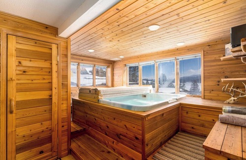 Granite County Chalet De Esquí | Georgetown Lake home with hot tub, sauna, & views!