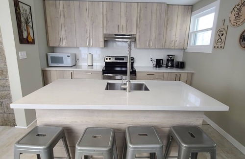 Waubaushene Casa | Georgian Bay Cottage- Hot Tub/Sauna/Trail/Run/Bike/Swim/Marina!
