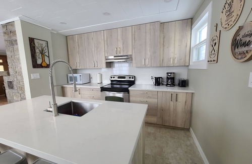Waubaushene Casa | Georgian Bay Cottage- Hot Tub/Sauna/Trail/Run/Bike/Swim/Marina!